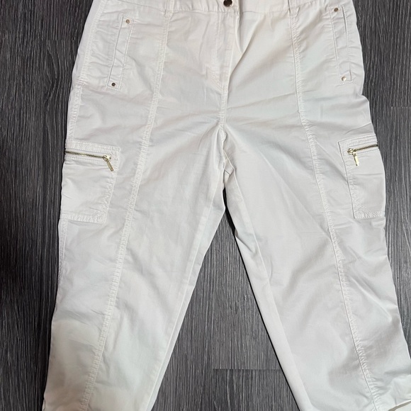 shorts. white color with gold details. size 1p excellent condition - Picture 6 of 8